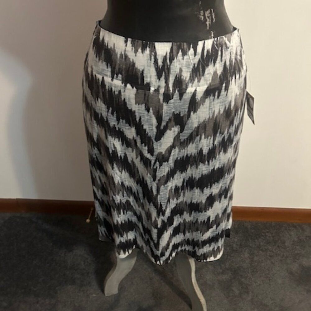 Nally & Millie Black & Gray abstract pattern/Black reversible skirt, size XL